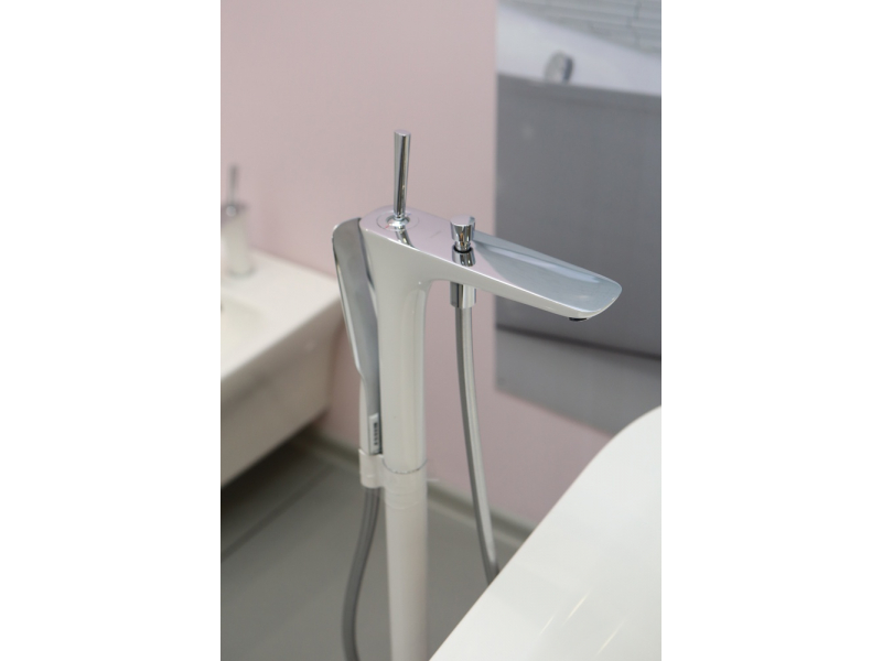 Купить Смеситель Hansgrohe PuraVida 15473400 для ванны и душа, белый/хром