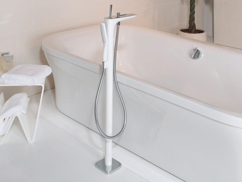 Купить Смеситель Hansgrohe PuraVida 15473400 для ванны и душа, белый/хром