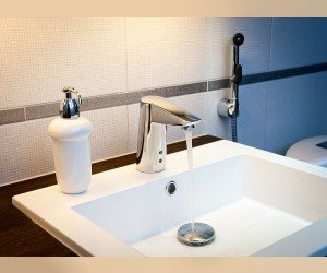 Смеситель Oras Cubista 2816F для раковины с гигиеническим душем, сенсорный