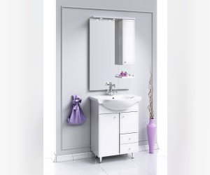 Зеркало с полочкой, шкафчиком, а также светодиодной подсветкой,включателем и розеткой