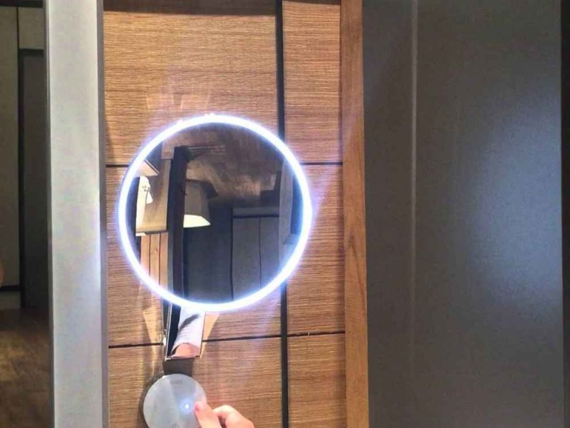 Настенное косметическое зеркало Keuco iLook_move 17612 019002 с сенсорной панелью