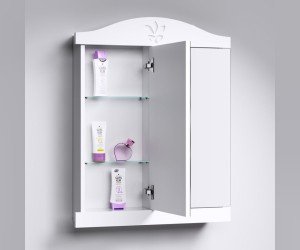 Зеркальный шкаф с двумя дверцами,открывающимися к центру.