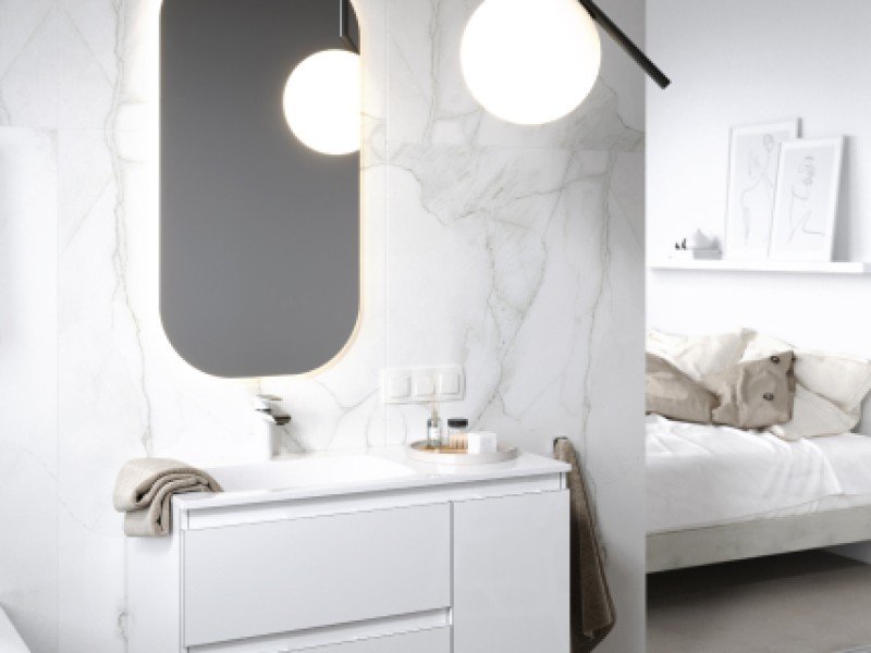 Зеркало со светодиодной подсветкой, сенсорным выключателем и регулятором освещенности.