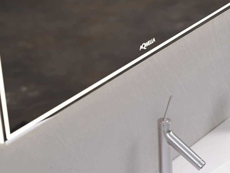 Зеркало со светодиодной подсветкой, сенсорным выключателем и регулятором освещенности.